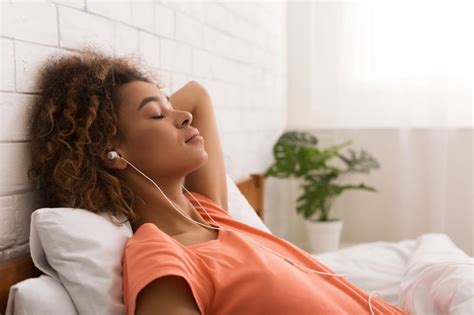 What to Do While Listening to Music in Bed: A Multi-Faceted Experience